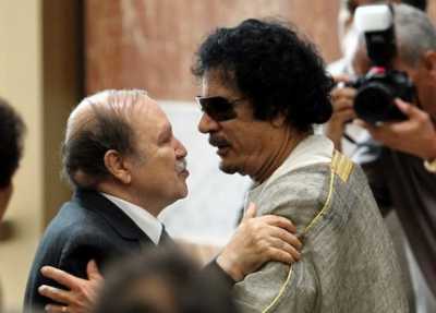 Bouteflika a coté du dictateur Libyen déchu Mouammar Qaddafi