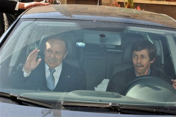 Saeed Bouteflika au volant a coté de son frère le président Abdelaziz 