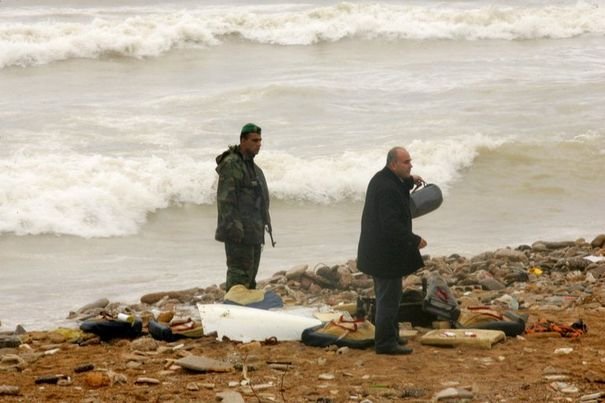 Un homme inspecte les debris du crash de l'avion d'ethiopian airlines sur une plage de la cote libanaise le 25 janvier 2010