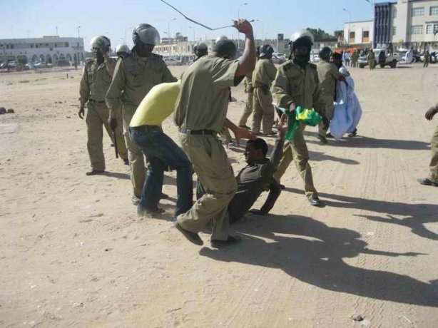 manifestant mauritanien tapé par un policier